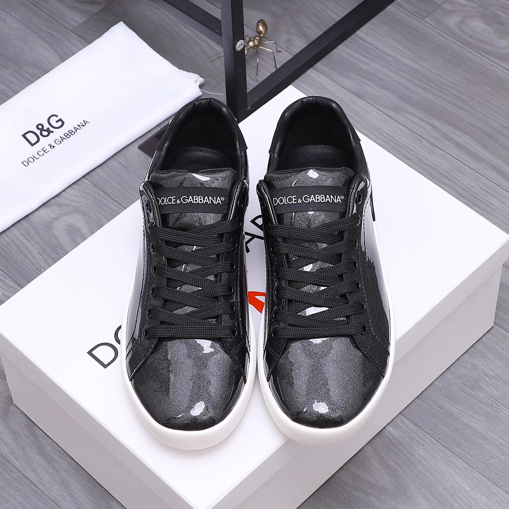 Men's shoes 💰420 Product trademark: DG (Dolce & Gabbana) couple's casual shoes Regular size: 35-46 (45.46 is custom-made and non-returnable) Product materials: Selected patent cowhide upper, leather lining, cowhide insole, original outsole